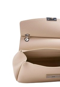 Borsa a mano in pelle color beige chiaro con una texture granulosa, forma strutturata, accessori in argento e chiusura a patta magnetica; tasca interna visibile.