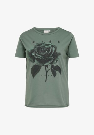 Žalia trumpomis rankovėmis marškinėliai su juodos rožės grafika, viršuje esantis tekstas „RISE“ ir apačioje po gėle esantis tekstas „ABOVE“ priekyje.