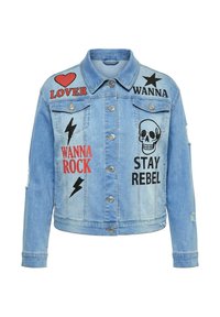 Hellblaue Jeansjacke mit Knopfverschluss, verziert mit rotem Herz, Totenkopf, Sternen, Blitzen und den Texten „LOVER“, „WANNA ROCK“ und „STAY REBEL“.