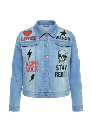 Jasnoniebieska jeansowa kurtka z zapięciem na guziki, ozdobiona czerwonym sercem, czaszką, gwiazdami, błyskawicami i napisami „LOVER”, „WANNA ROCK” oraz „STAY REBEL”.