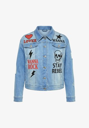 Veste en jean bleu clair avec fermeture à boutons, décorée d’un cœur rouge, d’un crâne, d’étoiles, d’éclairs et des textes « LOVER », « WANNA ROCK » et « STAY REBEL ».