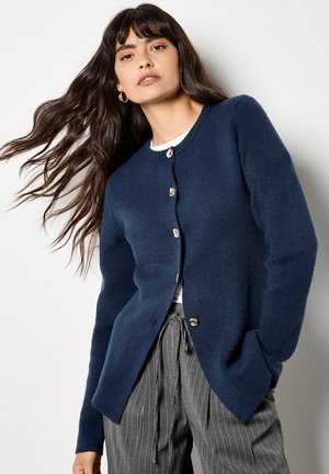 PEBBLE BUTTON - Strickjacke - navy