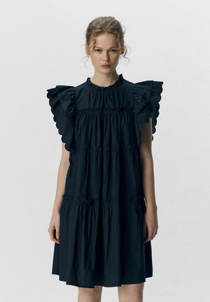 Abito in cotone nero con maniche arricciate, scollatura alta e design a strati. Presenta una texture morbida e arricciature in vita e all'orlo.