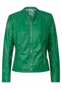 Grüne Kunstlederjacke mit einem Frontreißverschluss, zwei seitlichen Reißverschlusstaschen, gesteppter Schulterakzente und einem Stehkragen.