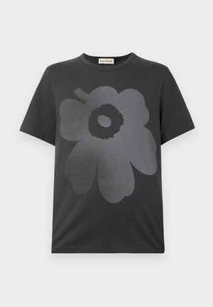 T-shirt de algodão preto com uma grande ilustração floral cinza-escuro na frente. Mangas curtas e gola redonda. Textura suave.