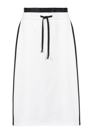 Witte knielange rok met zwarte tailleband, zwarte zijstrepen en een zwarte trekkoord vastgebonden in de taille.