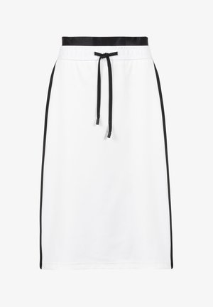 Witte knielange rok met zwarte tailleband, zwarte zijstrepen en een zwarte trekkoord vastgebonden in de taille.