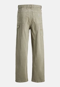 Khaki bawełniane spodnie typu cargo o luźnym kroju, wyposażone w dwie tylne kieszenie oraz jedną boczną kieszeń, wykończone pasem z pętlami na pasek.