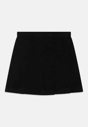 Sort plisseret skjørt laget av glatt stoff; har en flat midjebånd og flere vertikale folder, som fremhever et strukturert design.