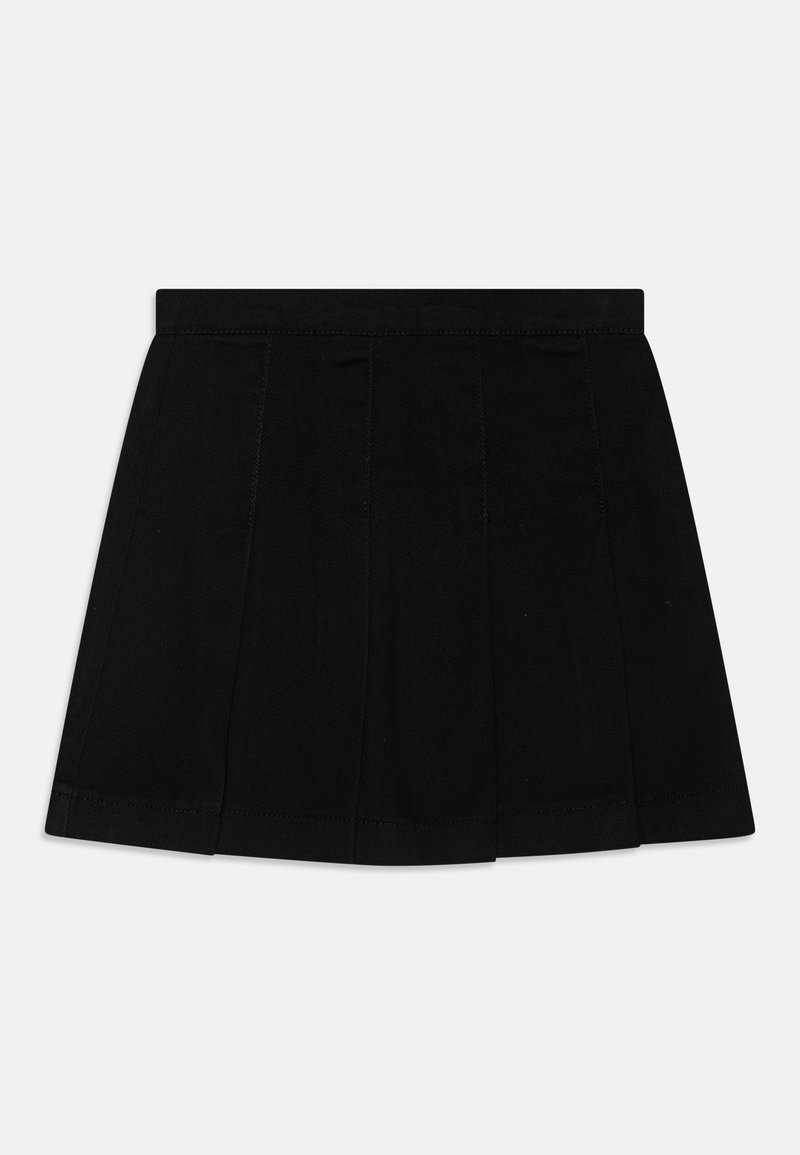 Μαύρη πλεκτή φούστα από λείο ύφασμα· διαθέτει επίπεδη μέση και πολλαπλές κάθετες πτυχώσεις, αναδεικνύοντας μια δομημένη σχεδίαση.