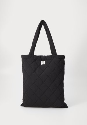 Quiltet sort tote bag med to håndtag og firkantet form. Har diamantmønster syning og et lille logopatch øverst.