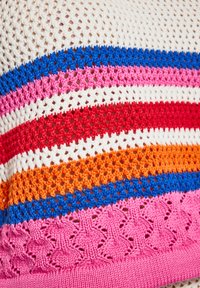 Țesătură tricotată multicolorată cu modele croșetate; include dungi de roz, roșu, albastru, alb și portocaliu, cu texturi intricate.