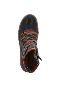 Bottine en cuir noir avec un revers en tricot coloré et des lacets contrastants, dotée d'une semelle en caoutchouc texturée et d'un détail de fermeture éclair sur le côté.