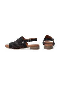 Zwarte open teensandalen met een geperforeerd bovenste ontwerp, voorzien van een slingbackband en een lage, gestapelde hak. Textuur in zwart en bruin.