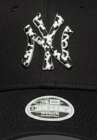 Μαύρο καπέλο μπέιζμπολ με ρυθμιζόμενο μέγεθος, με λευκό, υφασμάτινο λογότυπο "NY". Περιλαμβάνει κυκλική ετικέτα που δηλώνει το μέγεθος και τη μάρκα.