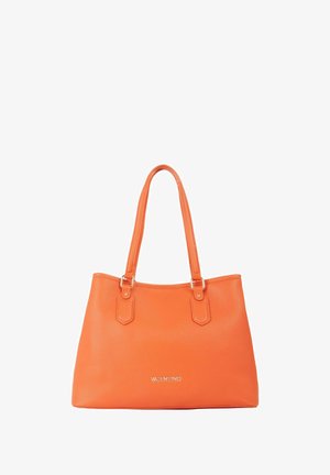 Sac fourre-tout en cuir orange avec doubles anses, surface texturée et accents en métal argenté, comportant un logo à l'avant.