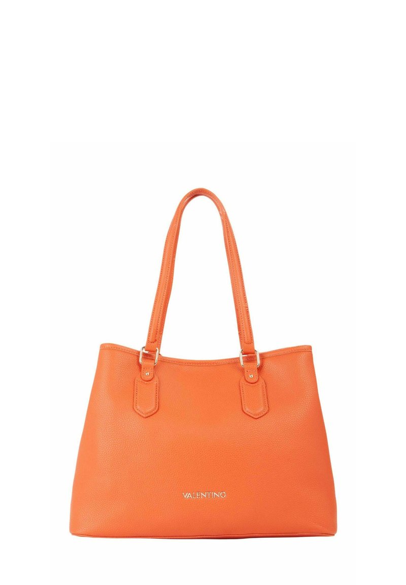Sac fourre-tout en cuir orange avec doubles anses, surface texturée et accents en métal argenté, comportant un logo à l'avant.