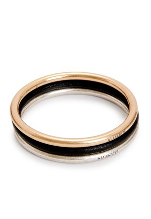 Dva tenké náramky naskládané na sobě, jeden zlatý a jeden stříbrný tón, s černou koženou vložkou a na každé kovové části je vyryto "ALLSAINTS".