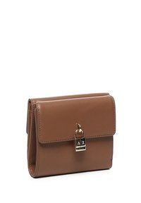Borsa a mano in pelle sintetica marrone con patta, chiusura a lucchetto dorato e dettaglio con logo. Presenta una forma rettangolare compatta.
