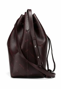 Burgundzka torebka typu bucket wykonana z gładkiej skóry, z zamknięciem na sznurki, wytłoczonym wzorem logo i regulowanym paskiem.
