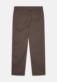 Bruine geruite broek met een rechte pijpdesign, voorzien van twee achterzakken en een gestructureerde stof. De tailleband heeft riemlussen.