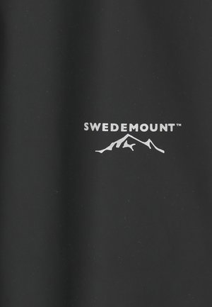 Zwarte stof met een witte "SWEDEMOUNT" logo en een bergsilhouetontwerp erboven. De textuur lijkt glad en mat.