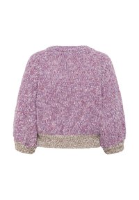 Paksu neulepaita vaalennus- ja pinkinvioletin sävyissä, jossa beiget ribbauskäänteet ja helma, näkyy takaa.