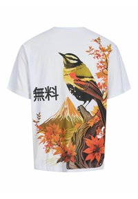 Bijela pamučna majica s velikim grafičkim prikazom ptice pred planinskim pejzažem, ukrašenim jesenskim lišćem i japanskim tekstom.