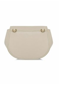 Beżowa skórzana torba o zaokrąglonym kształcie, z widocznymi szwami, dwoma pętlami po bokach i gładką teksturą.