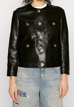 Veste en cuir noir avec un col rond, des poches avant et des boutons décoratifs dorés. Texture lisse avec une coupe ajustée.