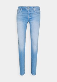 Vaqueros de mezclilla azul claro con un diseño ajustado, estilo de cinco bolsillos y cierre de botón en la cintura. Textura suave con un ligero desgaste sutil.