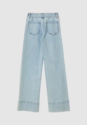 Jean large couleur bleu clair à taille haute, avec deux poches arrière et un ourlet effiloché. Fabriqué en denim avec une finition texturée.