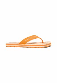 Tongs rayées orange et blanches avec bride en tissu orange portant le logo Tommy Hilfiger et le drapeau sur fond blanc.
