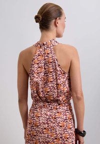 Ärmellosers Haltertop in pink, orange und lila Tierdruck; mit einem rüschierten Ausschnitt und einem gerafften Bund mit einem Knopfverschluss auf der Rückseite.