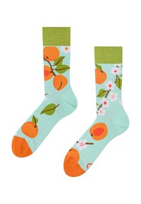 Katoenen sokken in lichtblauw met oranje fruit- en bloemenpatronen. Groene geribde bovenkant en oranje tenen. Zachte textuur.