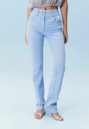 Helleblaue, hochtaillierte Jeans mit zwei Fronttaschen und einem Knopfverschluss. Der Stoff hat eine glatte Textur mit einem leichten Stretch.