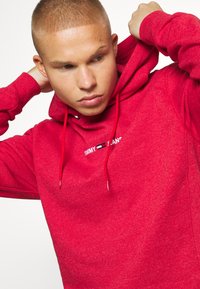 Tommy Jeans STRAIGHT LOGO - Jersey con capucha - deep crimson
