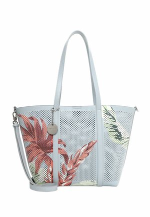 Lyseblå perforeret tote-taske med rødt og grønt tropisk bladprint, to håndtag, aftagelig skulderrem og rund metalvedhæng.