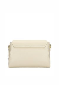 Beige leren clutch met een gestructureerde afwerking, voorzien van een opklapbare flap en goudkleurige hardware. Eenvoudig en geometrisch ontwerp met schone lijnen.