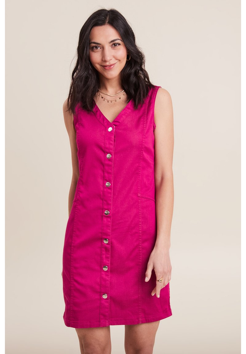Fuchsia ärmelloses Kleid mit V-Ausschnitt, Frontknopfverschluss und zwei Seitentaschen. Aus Denim mit glatter Textur gefertigt.