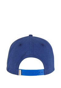 Tumši zila beisbola cepure ar plakanu mali, teksturētu audumu, regulējama snapback aizdare spilgtā zilā krāsā un neliels logo sānos.
