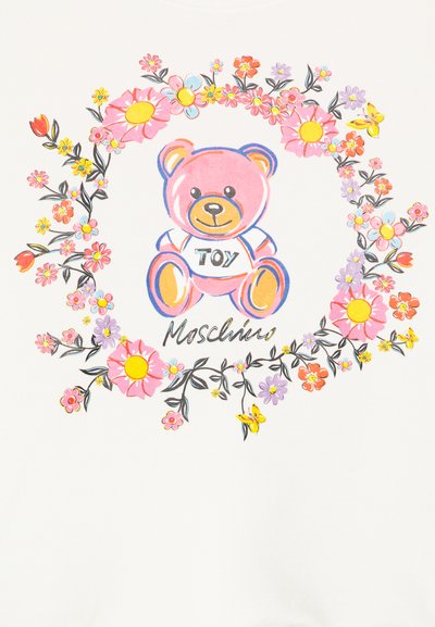 Camiseta blanca con un diseño de un oso de peluche rosa rodeado de flores coloridas y el texto "Moschino" en un marco decorativo floral.