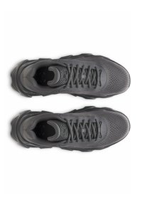 Graue Sportschuhe mit einem Obermaterial aus Mesh, strukturierten Akzenten, flachen Schnürsenkeln und einer konturierten Sohle. Sie verfügen über Belüftungsöffnungen für Atmungsaktivität.