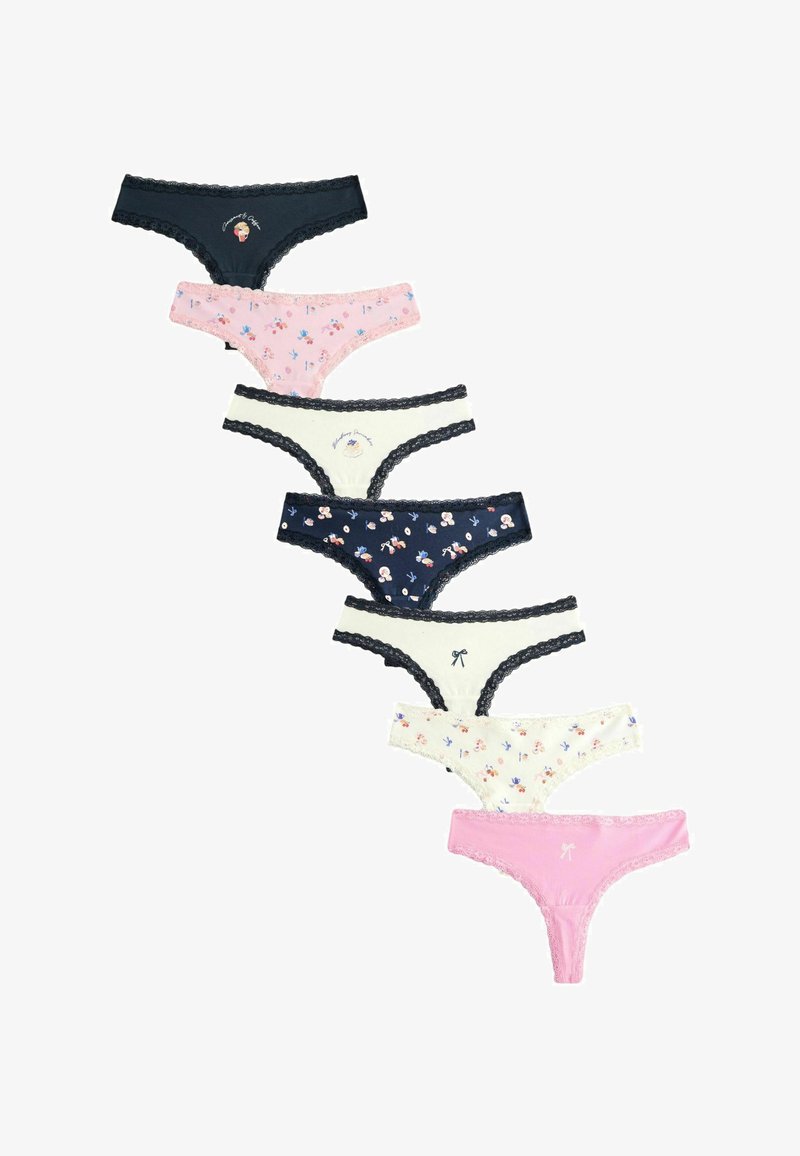 Sept strings pour femmes ornés de dentelle, en noir, rose, crème et marine, avec des imprimés floraux et de petits nœuds décoratifs, disposés en diagonale.