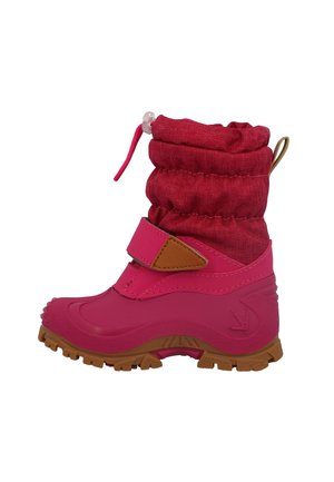 Kinderrosa Winterstiefel mit verstellbarem Riemen, gepolstertem Stoffoberteil, Kordelzugverschluss und robusten braunen Sohlen für den Außeneinsatz.