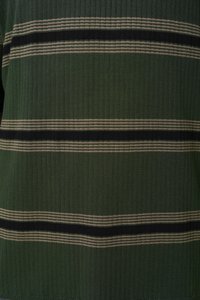 Grüner gerippter Strickpullover mit horizontalen Streifen in Beige und Marineblau. Weiche Textur mit tailliertem Design.