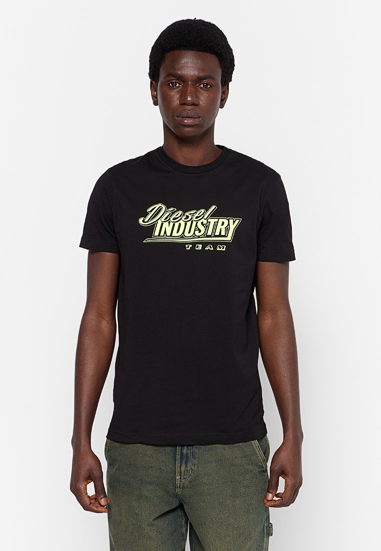 Czarna bawełniana koszulka z grafika "Diesel INDUSTRY TEAM" w jasnym zielonym kolorze. Okrągły dekolt, krótki rękaw, standardowy krój.