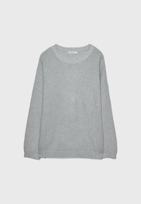 Pull en maille gris clair à manches longues avec col rond et poignets et ourlet côtelés, posé à plat sur un fond gris clair.