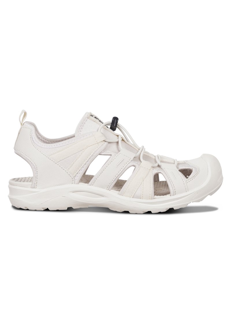 Vit sandal med öppen tå av sporttyp, med en texturerad tygöverkonstruktion, justerbar gummisnodd och en kraftig gummisula för bra grepp och stöd.