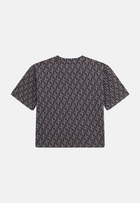 T-shirt a maniche corte con un intricata fantasia nera e viola, caratterizzato da una vestibilità comoda e scollatura rotonda, realizzato in un tessuto leggero.